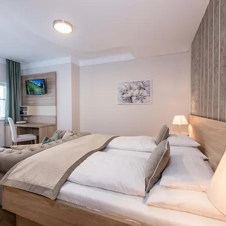 沃尔特斯格拉斯特劳恩酒店 Pörtschach am Wörthersee
